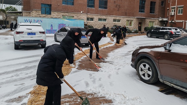 学校党委书记、校长张亮巡查校园安全并慰问一线人员