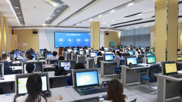 学校举办“Ai赋能，助力智慧课程建设”专题讲座